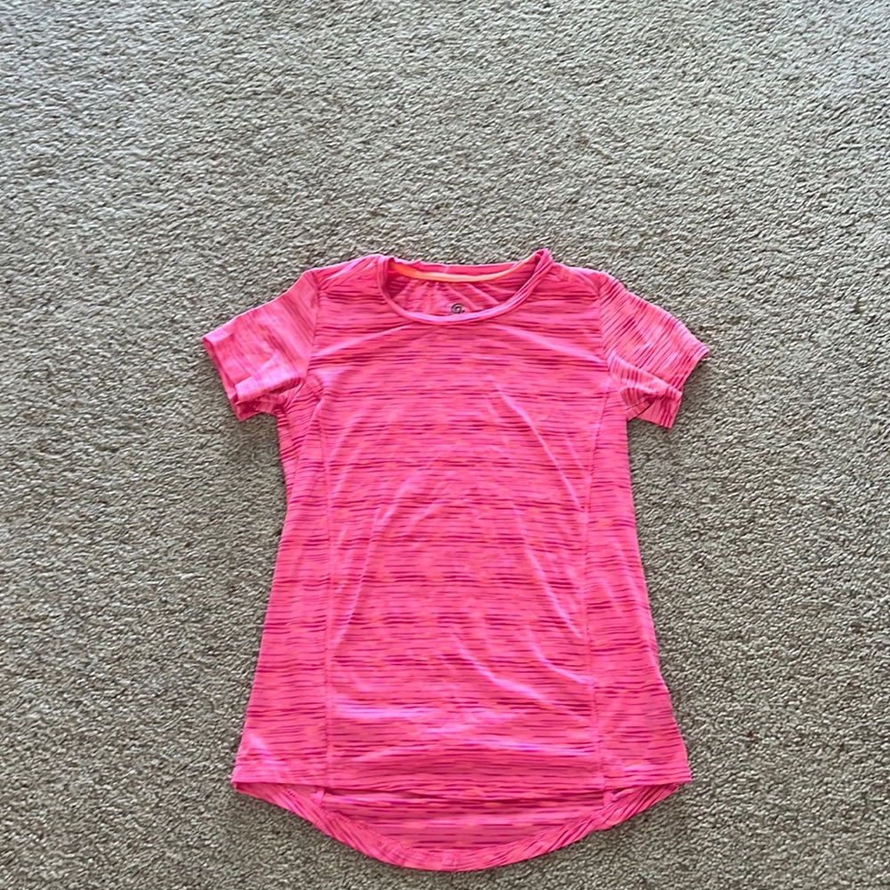 Girl’s athletic T- shirt. Size: M (7-8). Brand: Champion.